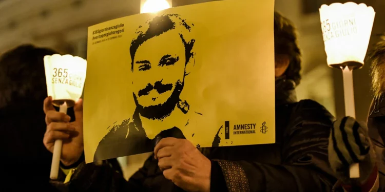 Activistas sostienen una imagen de Giulio Regeni ante el Parlamento italiano en Roma el 25 de enero de 2017.