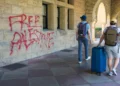 Estudiantes caminan junto a grafitis cerca de la oficina del presidente de Stanford, Richard Saller, en Palo Alto, California, el 5 de junio de 2024.
