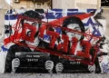 Grafiti con Yuval Abraham y Rachel Szor, directores de NAZA, y la palabra «traidores» en hebreo, en un muro de Ashdod el 15 de septiembre de 2026.