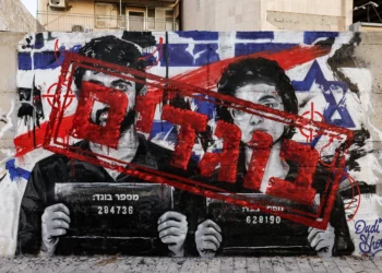 Grafiti con Yuval Abraham y Rachel Szor, directores de NAZA, y la palabra «traidores» en hebreo, en un muro de Ashdod el 15 de septiembre de 2026.