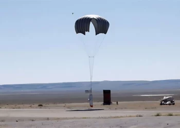 La Fuerza Aérea de Estados Unidos probó en Islandia el sistema autónomo de reabastecimiento Grasshopper durante el ejercicio Northern Viking 2026.