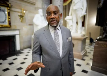 El representante estadounidense Gregory Meeks habla con la prensa en el Capitolio de Estados Unidos, en Washington, el 21 de mayo de 2026.