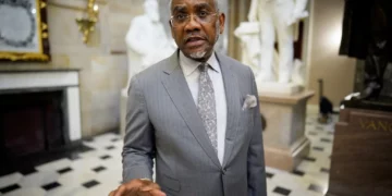 El representante estadounidense Gregory Meeks habla con la prensa en el Capitolio de Estados Unidos, en Washington, el 21 de mayo de 2026.