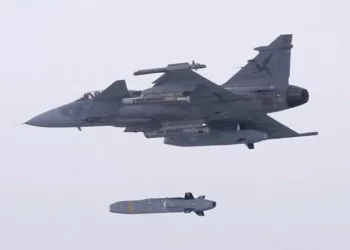 Caza Gripen asociado a la integración del misil de crucero Taurus.