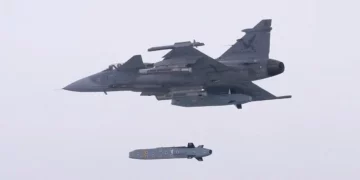 Caza Gripen asociado a la integración del misil de crucero Taurus.