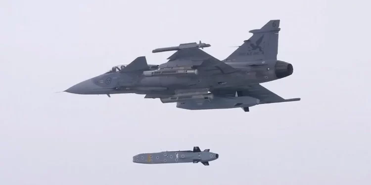 Caza Gripen asociado a la integración del misil de crucero Taurus.
