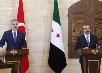 El ministro de Asuntos Exteriores de Turquía, Hakan Fidan, a la izquierda, y su homólogo sirio, Asaad al-Shibani, hablan con la prensa durante una conferencia conjunta en Damasco, Siria, el 13 de septiembre de 2026.