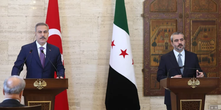 El ministro de Asuntos Exteriores de Turquía, Hakan Fidan, a la izquierda, y su homólogo sirio, Asaad al-Shibani, hablan con la prensa durante una conferencia conjunta en Damasco, Siria, el 13 de septiembre de 2026.