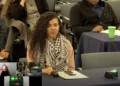 Hannah Gann, maestra judía y activista en Filadelfia que se hizo pasar por palestina durante años, ante la Junta de Educación de Filadelfia el 4 de diciembre de 2025.