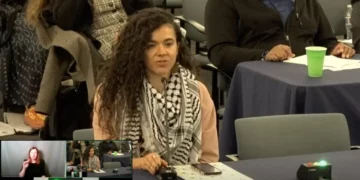 Hannah Gann, maestra judía y activista en Filadelfia que se hizo pasar por palestina durante años, ante la Junta de Educación de Filadelfia el 4 de diciembre de 2025.