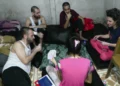 Aficionados de Hapoel Jerusalén muestran pancartas en apoyo a Hersh Goldberg-Polin
