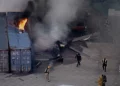 Equipos de emergencia trabajan en el lugar donde un helicóptero se estrelló cerca de otro accidente en Chatsworth, Los Ángeles, el 15 de septiembre de 2026.