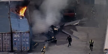 Equipos de emergencia trabajan en el lugar donde un helicóptero se estrelló cerca de otro accidente en Chatsworth, Los Ángeles, el 15 de septiembre de 2026.
