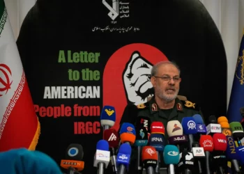 Hossein Mohebbi, portavoz de la Guardia Revolucionaria de Irán, habla durante una conferencia de prensa en Teherán el 29 de septiembre de 2026.