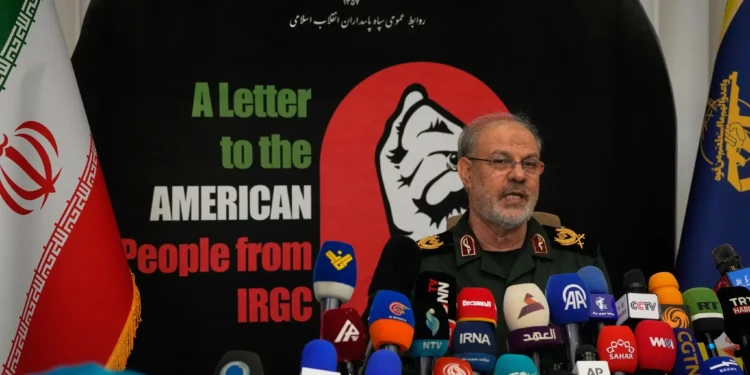Hossein Mohebbi, portavoz de la Guardia Revolucionaria de Irán, habla durante una conferencia de prensa en Teherán el 29 de septiembre de 2026.