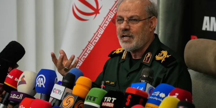 Hossein Mohebbi, portavoz de la Guardia Revolucionaria de Irán, habla durante una conferencia de prensa en Teherán el 29 de septiembre de 2026.