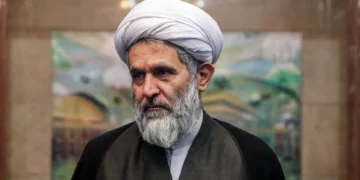Hossein Taeb, exjefe del aparato de inteligencia del Cuerpo de la Guardia Revolucionaria Islámica, durante una reunión en Teherán el 24 de junio de 2018. (Hamed Malekpour/Tasnim News/AFP)