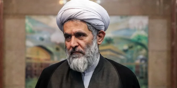 Hossein Taeb, exjefe del aparato de inteligencia del Cuerpo de la Guardia Revolucionaria Islámica, durante una reunión en Teherán el 24 de junio de 2018. (Hamed Malekpour/Tasnim News/AFP)