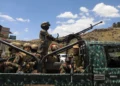 Hutíes escoltan un convoy con prisioneros liberados en Mokha por el distrito de Bani Matar rumbo a Saná, Yemen, el 12 de septiembre de 2026.