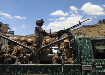 Hutíes escoltan un convoy con prisioneros liberados en Mokha por el distrito de Bani Matar rumbo a Saná, Yemen, el 12 de septiembre de 2026.