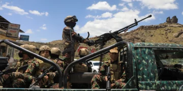 Hutíes escoltan un convoy con prisioneros liberados en Mokha por el distrito de Bani Matar rumbo a Saná, Yemen, el 12 de septiembre de 2026.