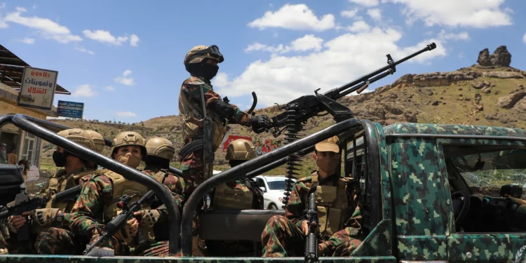 Hutíes escoltan un convoy con prisioneros liberados en Mokha por el distrito de Bani Matar rumbo a Saná, Yemen, el 12 de septiembre de 2026.