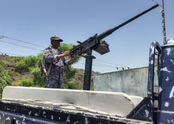 A member of the Saudi-backed Yemeni government forces, including National Army and Taiz Axis forces, mans a turret mounted on the back of a pickup truck at a checkpoint along the Kadha frontline west of Taiz in western Yemen, on September 13, 2026. (AFP)