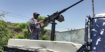 A member of the Saudi-backed Yemeni government forces, including National Army and Taiz Axis forces, mans a turret mounted on the back of a pickup truck at a checkpoint along the Kadha frontline west of Taiz in western Yemen, on September 13, 2026. (AFP)