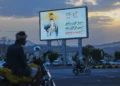 Personas circulan en motocicletas bajo un cartel del líder hutí Abdul Malik al-Houthi en Saná, Yemen, el 21 de septiembre de 2026.