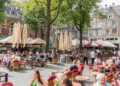 Turistas caminando en una ciudad internacional