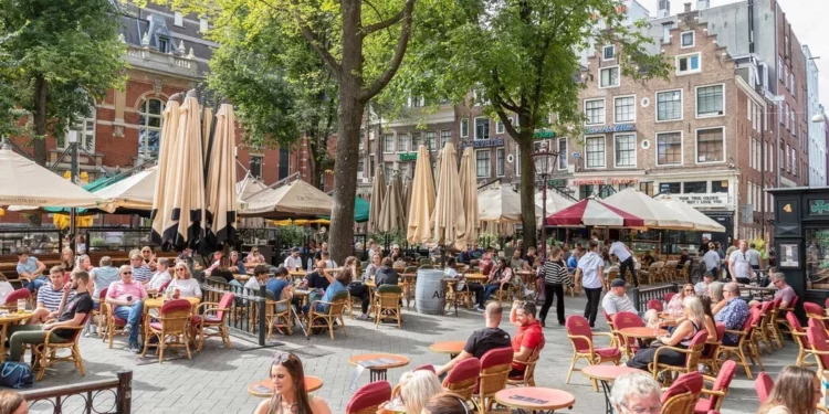 Turistas caminando en una ciudad internacional