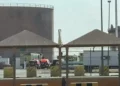Camiones de bomberos y vehículos policiales en el lugar de un incendio en el depósito de combustible de Aramco cerca del aeropuerto internacional Rey Khalid, en Riad, el 19 de septiembre de 2026.