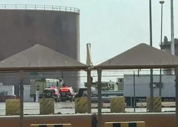 Camiones de bomberos y vehículos policiales en el lugar de un incendio en el depósito de combustible de Aramco cerca del aeropuerto internacional Rey Khalid, en Riad, el 19 de septiembre de 2026.