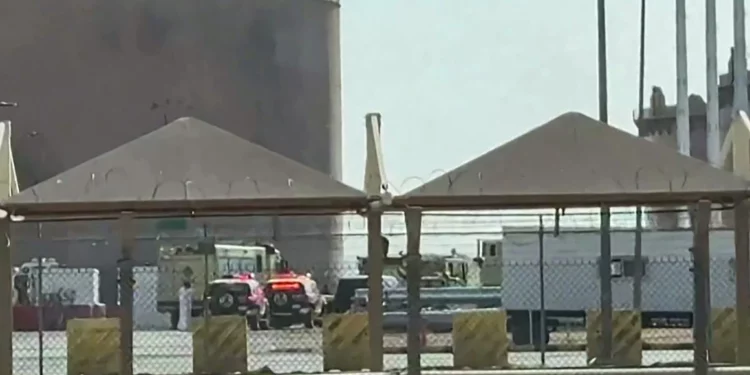Camiones de bomberos y vehículos policiales en el lugar de un incendio en el depósito de combustible de Aramco cerca del aeropuerto internacional Rey Khalid, en Riad, el 19 de septiembre de 2026.