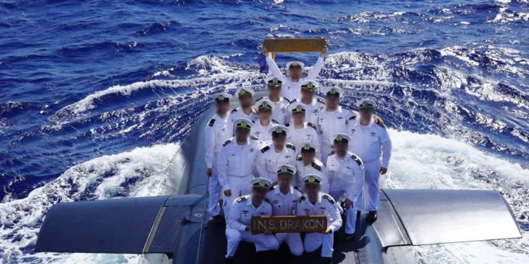 Marineros de la Armada israelí sobre el INS Drakon en una imagen publicada el 23 de septiembre de 2026.