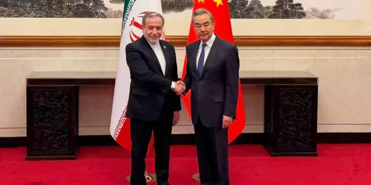 El ministro de Exteriores de China, Wang Yi, a la derecha, se reúne con el ministro de Exteriores de Irán, Abbas Araghchi, en Beijing, China, el 6 de mayo de 2026.