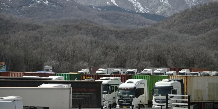 Camiones vinculados al comercio de Irán durante el bloqueo del estrecho de Ormuz