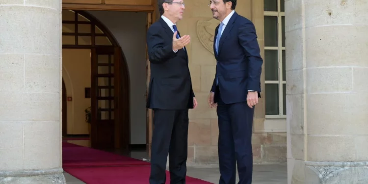 El presidente Isaac Herzog se reúne con su homólogo chipriota, Nikos Christodoulides, en el Palacio Presidencial de Nicosia, el 10 de septiembre de 2026.