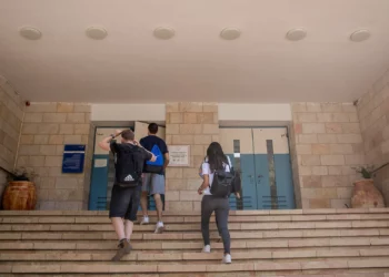 Illustrative. Students arrive at an Israeli high school, June 11, 2020. (Yonatan Sindel/ Flash90/ File)