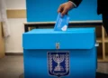 Un hombre deposita su voto en un centro electoral de Jerusalén, 1 de noviembre de 2022.