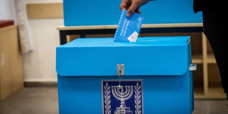 Un hombre deposita su voto en un centro electoral de Jerusalén, 1 de noviembre de 2022.