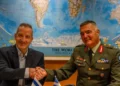 El director general del Ministerio de Defensa de Israel, Amir Baram, estrecha la mano de su homólogo griego, Ioannis Bouras, tras firmar el acuerdo de defensa en Tel Aviv.