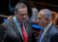 El primer ministro Benjamín Netanyahu y el ministro de Defensa Israel Katz en el pleno de la Knéset, 16 de diciembre de 2024.
