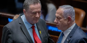 El primer ministro Benjamín Netanyahu y el ministro de Defensa Israel Katz en el pleno de la Knéset, 16 de diciembre de 2024.