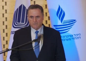 El ministro de Defensa, Israel Katz, habla durante una ceremonia anual en memoria de los soldados caídos en la guerra de Yom Kippur de 1973, en el monte Herzl, Jerusalén, el 22 de septiembre de 2026.