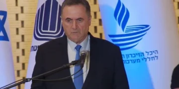 El ministro de Defensa, Israel Katz, habla durante una ceremonia anual en memoria de los soldados caídos en la guerra de Yom Kippur de 1973, en el monte Herzl, Jerusalén, el 22 de septiembre de 2026.