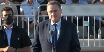 El ministro de Defensa, Israel Katz, habla durante una ceremonia de graduación de pilotos en la base aérea de Hatzerim, el 9 de julio de 2026.