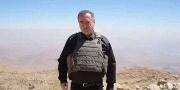 Israel Katz durante una visita a la cumbre del monte Hermón