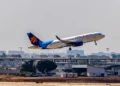 Un avión de Israir despega del aeropuerto internacional Ben Gurion, cerca de Tel Aviv, el 25 de agosto de 2024.