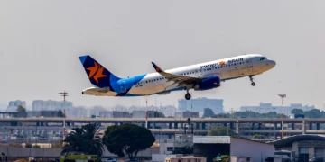 Un avión de Israir despega del aeropuerto internacional Ben Gurion, cerca de Tel Aviv, el 25 de agosto de 2024.